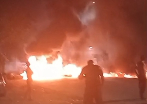 Moradores bloqueiam avenida no Tarumã após passarem 15 horas sem energia