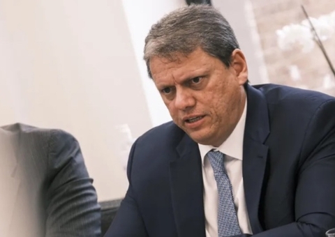 Tarcísio de Freitas reafirma lealdade a Bolsonaro e declara apoio a Flávio