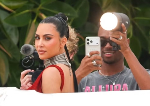 Kim Kardashian interage com fãs na frente de hotel no Rio