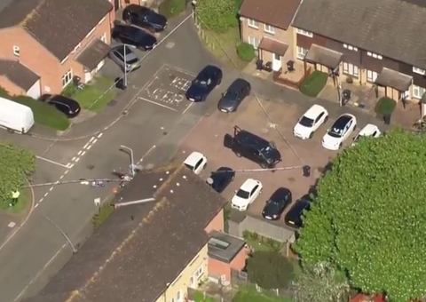 Armado com espada, homem mata garoto de 14 anos e fere 4 pessoas em Londres