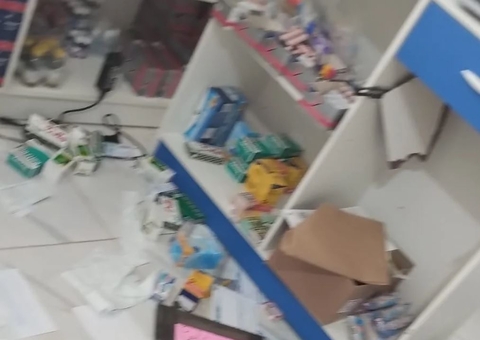 Criminosos arrebentam porta a pauladas e roubam drogaria no Amazonas