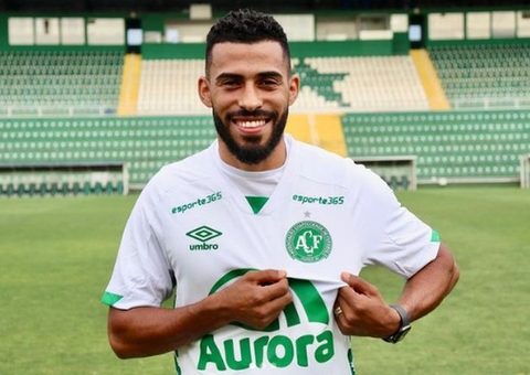 Jogador cai desacordado e deixa campo de ambulância na Série B