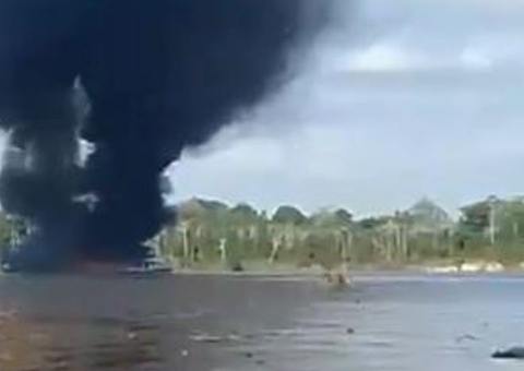 Helicóptero da Marinha vai ajudar nas buscas por vítimas de barco que pegou fogo em Uarini