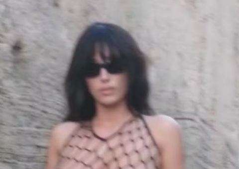 Esposa de Kanye West, Bianca Censori choca ao surgir usando meia-calça sem calcinha