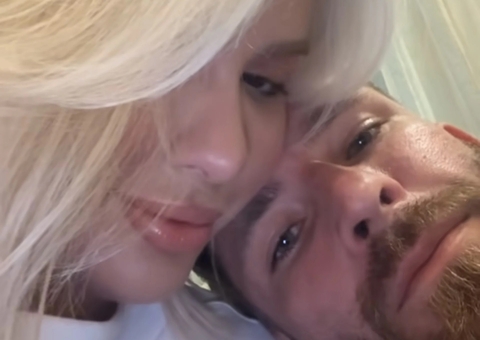 Karoline Lima e Léo Pereira tatuam iniciais no dedo anelar