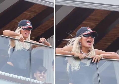 Karol G interage com fãs em hotel antes de show no Rock in Rio