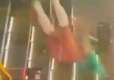 Karol G leva queda feia e sai rolando em escadaria durante show