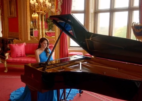 Kate Middleton faz aparição surpresa e toca piano em homenagem a Ucrânia no Eurovision