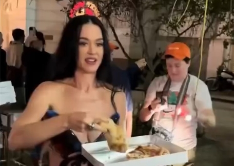 Katy Perry distribui pizza para fãs na porta de hotel no Rio; vídeo