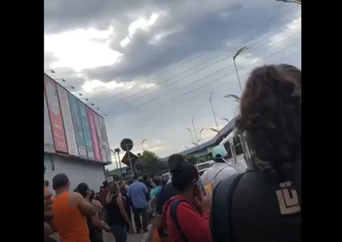 Acidente paralisa avenida e deixa passageiros sem ônibus em Manaus