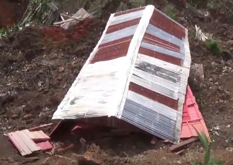 Deslizamento de terra destrói casas e mata animais em antigo lixão no Amazonas 