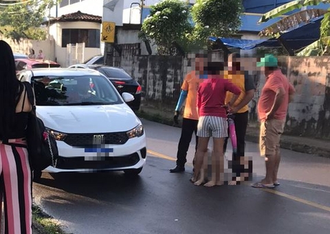Mulher fica ferida durante acidente entre moto e ônibus em Manaus