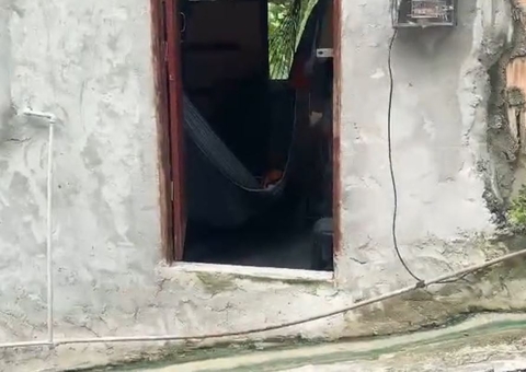 Demora na remoção de homem morto em casa há dias em Manaus causa revolta