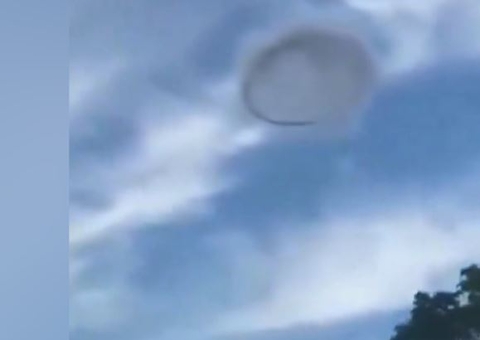 Objeto misterioso em formato de círculo é flagrado flutuando no céu e gera teorias; vídeo