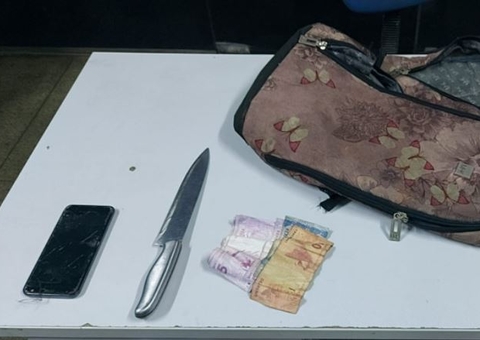 Dupla é presa após assaltar ônibus e ameaçar vítimas com 'peixeira' em Manaus