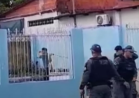 Vídeo: Com Bíblia nas mãos, homem destrói templo maçônico e agride PMs no Amazonas