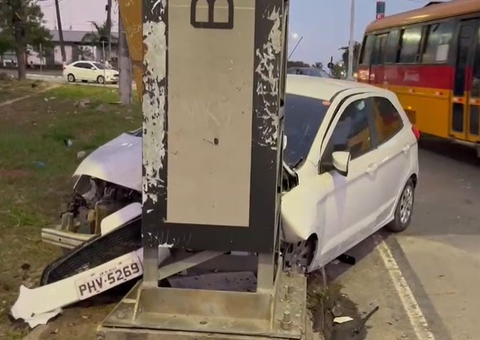 Perseguição termina em acidente com quatro feridos em avenida de Manaus