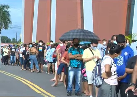 Fila quilométrica se forma na frente de novo centro de testagem de covid em Manaus