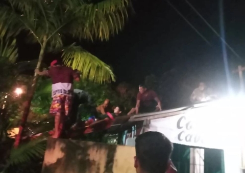 Jovem vai parar no telhado de casa ao ser arremessado de moto durante acidente no Amazonas