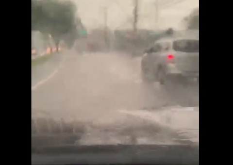 Ruas são inundadas em Manaus e alerta amarelo prevê mais chuva para hoje