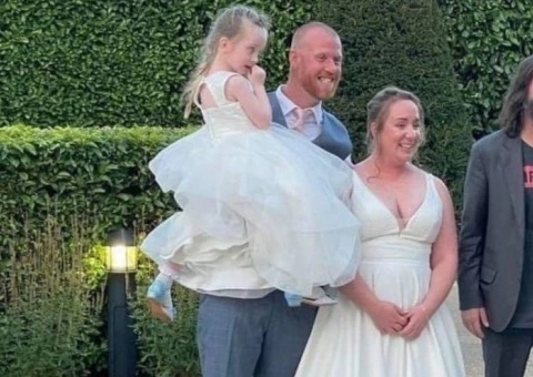 Keanu Reeves surge em casamento após ser convidado pelo noivo em hotel