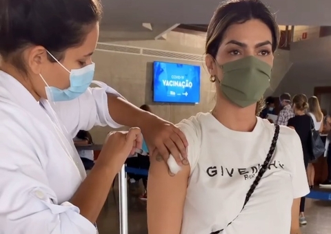 Kelly Key é vacinada contra covid-19 e fala sobre doença autoimune