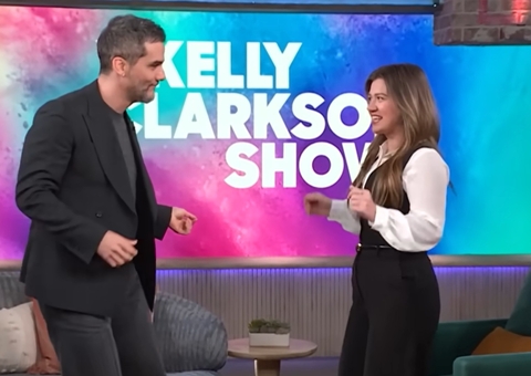 Wagner Moura samba no talk-show de Kelly Clarkson e ganha elogio: 'sexy'