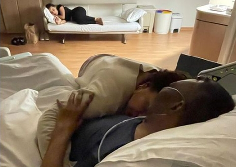 Kely Nascimento posta foto abraçada a Pelé no hospital