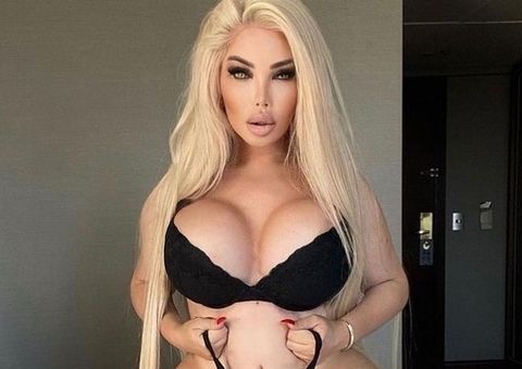 Jessica Alves, ex Ken Humano, posa de lingerie transparente e pernas abertas