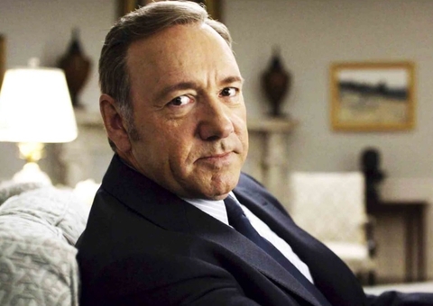 Homem diz que acordou com Kevin Spacey fazendo sexo oral nele 
