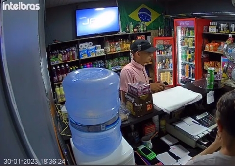 Criminoso pede desculpa ao assaltar mercadinho em Manaus; veja vídeos