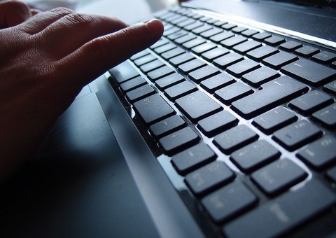 Aluno cria cartaz falso associando professor à procurado da justiça em Manaus