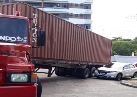 Carreta em pane entre avenidas congestiona trânsito e muda rotas de ônibus em Manaus
