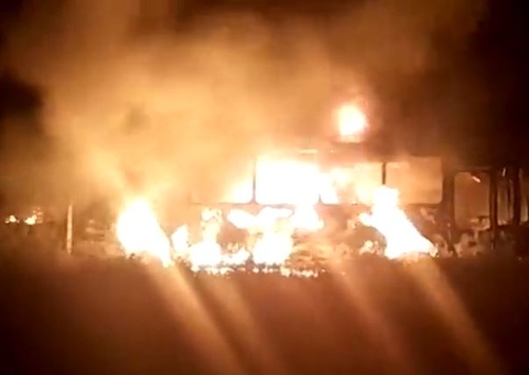 Três ônibus escolares são incendiados por criminosos no Amazonas