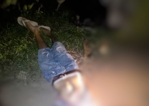 Algemado e com faca cravada no peito, jovem é abandonado em ramal em Manaus