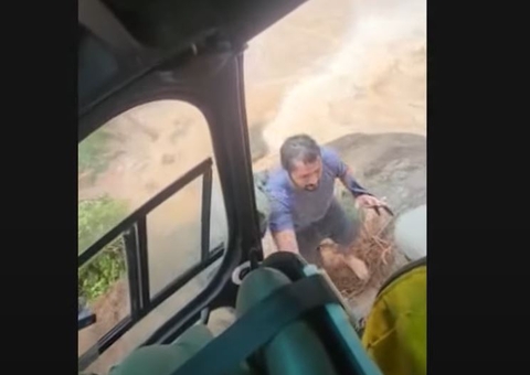 Vídeo: Homens são resgatados após passarem horas em cima de pedra em meio a mar de lama em SP