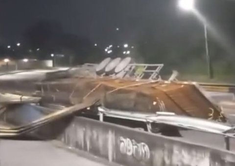 Contêiner se desprende de carreta e tomba no meio de avenida em Manaus