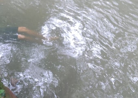 Jovem é achado boiando em igarapé atrás de condomínio em Manaus