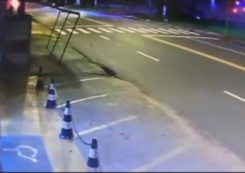 Veja vídeo do acidente gravíssimo entre carro e rota do Distrito em Manaus