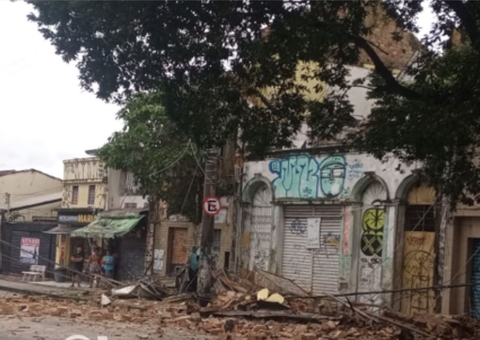 Estrutura de prédio desaba no meio da avenida Epaminondas em Manaus