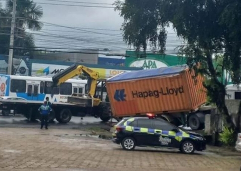 Rodas de carreta afundam após asfalto ceder em Manaus