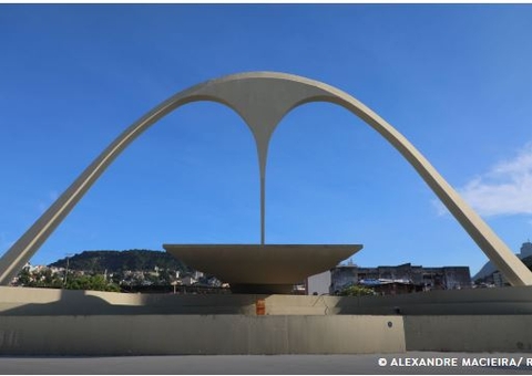 Mocidade, Paraíso do Tuiuti, Grande Rio e Portela fecham desfiles no Rio