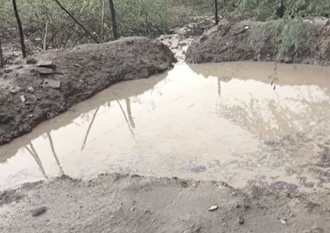 Corpo de menina de 6 anos é encontrado na lama no quintal de casa
