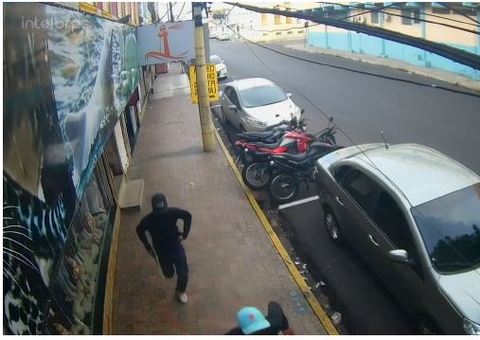 Vídeo mostra criminosos invadindo barbearia e tentando matar trabalhador em Manaus