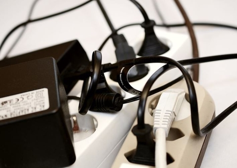 Idoso morre eletrocutado junto com funcionário ao tentar salvá-lo