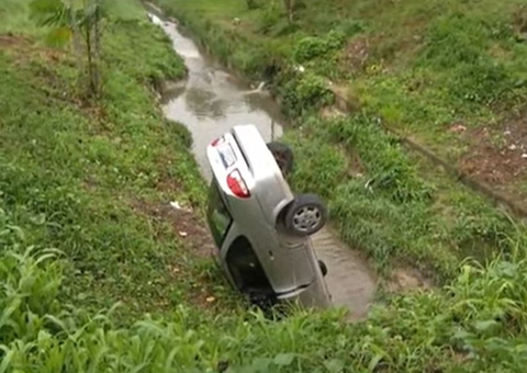 Carro cai em igarapé e mulher fica ferida durante acidente em Manaus