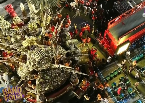 Carro da União de Maricá atropela cinco pessoas na Sapucaí; vídeo