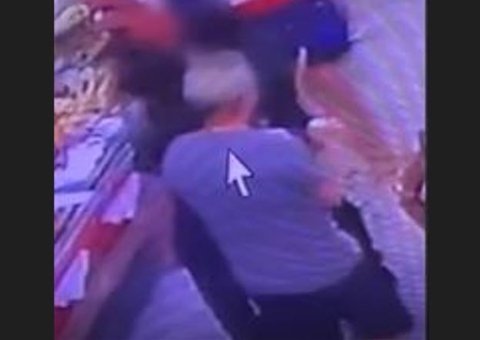Vídeo: Homem passa mão nas partes íntimas de mulheres em supermercado de Manaus
