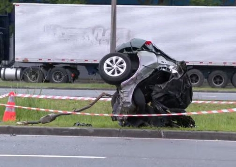 Carro parte ao meio e motorista morre na Avenida das Torres