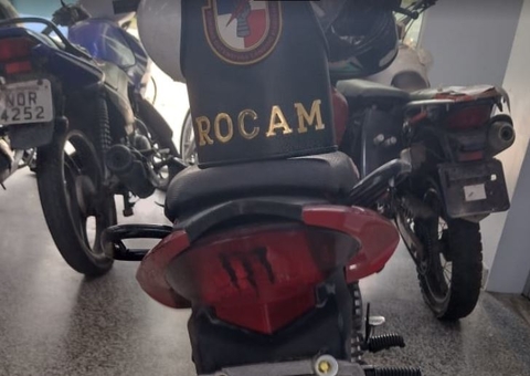 Foragida da Justiça é presa passeando em moto roubada em Manaus